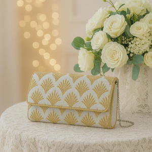 Sac à main brodé traditionnel de haute qualité pour femme avec perles florales, fait main, forme personnalisée pour tenue de mariage ou de fête - Product Image 4