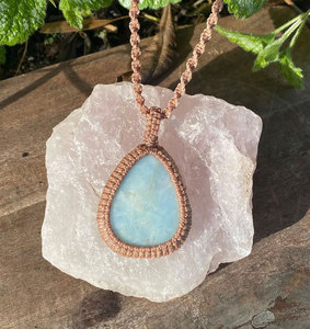 Collier bohème en macramé avec pendentif en larimar en forme de larme, cordon marron noué à la main, bijoux ajustables - Product Image 1