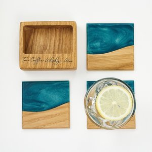 Posavasos de Pino Personalizados Hechos a Mano con Incrustaciones de Resina Esmeralda, Posavasos de Madera con Grabados, para Cumpleaños o Navidad - Product Image 1