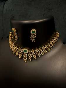 Ensemble de bijoux indiens classiques en laiton plaqué or antique avec pierres CZ, collier ras-du-cou géométrique et boucles d'oreilles Jhumka – Vente en gros - Product Image 5