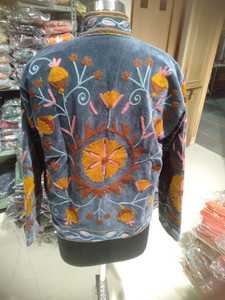 Chaqueta de terciopelo bordada a mano auténtica Suzani, estilo étnico floral tradicional indio, para mujer, hecha a mano, venta al por mayor y exportación. - Product Image 2