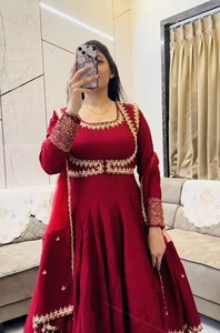 Vestido Maxi Anarkali de Algodón Romano Pesado para Fiesta con Bordado de Lentejuelas, Koti, Dupatta de Cuatro Metros con Vuelo y Conjunto Palazzo - Product Image 2