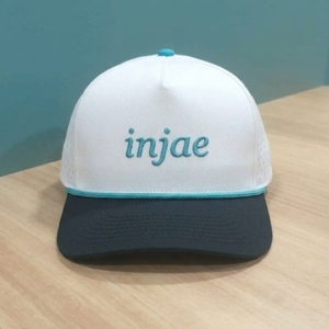 Gorra de Golf Personalizada OEM de 5 Paneles, Perforada con Corte Láser, Bordado Plano, Visera Precurvada, Estructurada, MOQ Bajo, ODM - Product Image 1