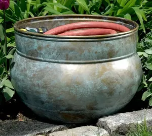 Supports de tuyaux en métal modernes et durables faits à la main pour organiser et ranger les tuyaux de jardin avec style, organisation élégante et décorative - Product Image 4