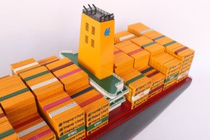 Modèle de navire cargo en bois fait main HAPAG LLOYD HAMBURG EXPRESS pour exposition, objet de collection, cadeau d'affaires mondial - Product Image 6