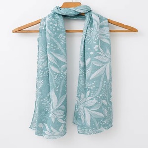 Bufanda Sintética con Tejido Texturizado en Tono Azul Cielo - Estampado Floral y Flecos Decorativos para el Cuello y para Viajar - Product Image 3