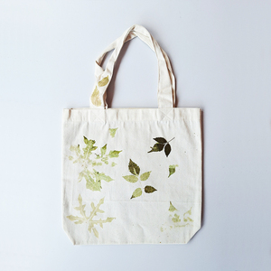 Bolsa de Mano de Lona con Estampado Botánico Indonesio Hecha a Mano, Bolsa de Compras con Estampado de Hojas Naturales, Bolso de Hombro Ecológico para Viaje - Product Image 1