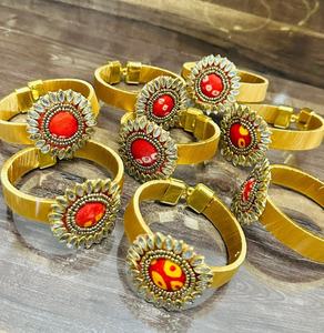 Elegante Juego de Pulseras Étnicas Hechas a Mano para Mujer, Brazaletes Kada de Diseño con Acabado Dorado y Pedrería Roja - Product Image 1