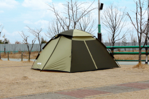 Tente Dôme Familiale CAMPTOWN 100 Quatre Saisons Automatique Imperméable Anti-UV pour 4 Personnes – Idéale pour Festivals en Extérieur - Product Image 1