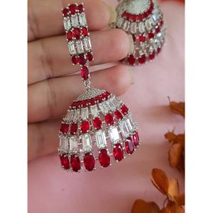 Magnifiques boucles d'oreilles en argent plaqué de qualité supérieure avec zircon CZ pour femmes et filles, pour un look de soirée, pour les occasions spéciales, tendance - Product Image 1