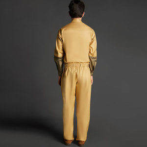 Conjunto de camisa amarilla mostaza de manga larga para hombre con puños en verde oliva contrastante y pantalones a juego - Product Image 3