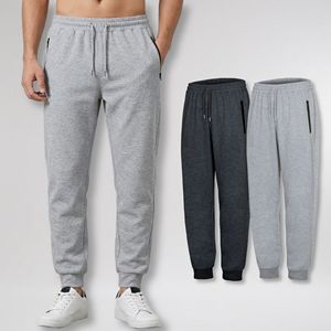 กางเกงวอร์มวิ่ง MACCI รุ่น Unisex เอวกลาง ทรงพลีทด้านหน้า น้ำหนักเบา ผลิตจากโพลีเอสเตอร์ 100% เอวยางยืด มีกระเป๋าซิป - Product Image 1