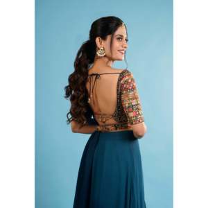 Chemisier en coton brodé bleu Noor avec dos ouvert pour mariage, style ethnique traditionnel indien pakistanais, coupe courte type lehenga pour femme - Product Image 1