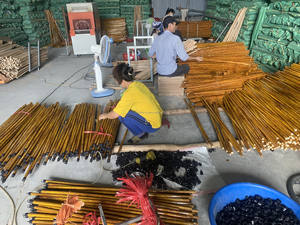 Manche de balai en bois d'eucalyptus avec revêtement PVC motif grain de bois - Manche durable pour le nettoyage domestique - Product Image 3