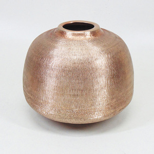 Florero Moderno Minimalista de Aluminio con Base Metálica Elevada para Arreglos Florales de Lujo en Mesa - Product Image 3