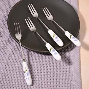 Fourchettes à dessert en céramique motif marguerites écologiques (lot de 4) – Ustensiles métalliques jetables mignons pour la maison - Product Image 4