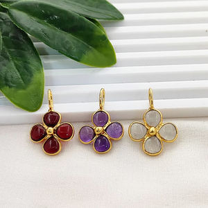 Colgante de Trébol de Calcedonia Rosa de 5mm, Bisel de Trébol Liso, Amuleto de Calcedonia Hecho a Mano de 7x5mm, Amuletos de Calcedonia Rosa Chapados en Oro con Aro - Product Image 3