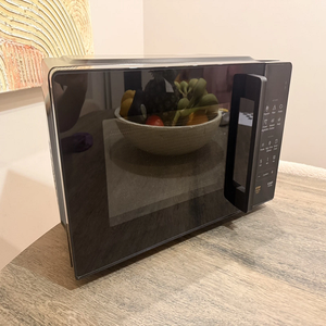 Four à micro-ondes numérique C-O-M-F-E-E 20-L 700-W avec onduleur et 6 menus automatiques - Product Image 1