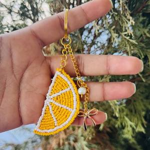 Magnifique porte-clés brodé de perles de qualité supérieure avec un travail de perlage fait main et un design d'accessoire compact et élégant - Product Image 3