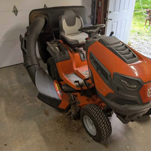 Tondeuse autoportée Husqvarna TS248XD 48 pouces, moteur V-Twin 23 CV, plateau de coupe robuste, haute performance, prix abordable - Product Image 1