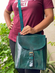 Mochila de cuero de caballo dos en uno con estilo unisex y bandolera de cuero duro único con cierre de cremallera forro de nailon - Product Image 3