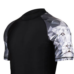 เสื้อแรชการ์ดแขนสั้นสีแดงสำหรับผู้ชาย แห้งเร็ว ผลิตจากโพลีเอสเตอร์ เหมาะสำหรับว่ายน้ำและเล่นกีฬาสำหรับผู้ใหญ่ - Product Image 5