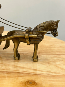 Modèle de calèche à chevaux en laiton antique, miniature de chariot à chevaux vintage avec un design de calèche détaillé, en métal fait main - Product Image 4