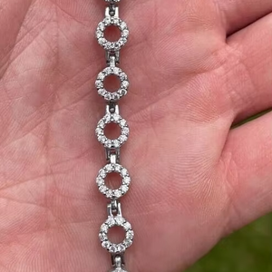 Hermosa pulsera de tenis redonda de plata de ley con diamantes de moissanita simulados para mujer - Product Image 1