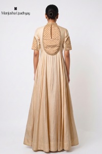 Vestido Largo de Lujo para Mujer, de Seda Dorada, Corte Ajustado y Evase, con Paneles Estructurados, Elegante Vestido Maxi para Fiesta o Noche - Product Image 6