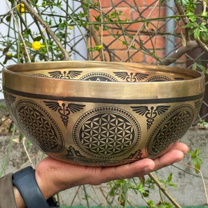 Juego de cuencos tibetanos artesanales de latón con grabado de geometría sagrada, mazo de madera y cojín, disponible a precios de mayorista. - Product Image 2