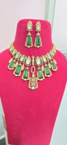 Collier de luxe de qualité supérieure avec de magnifiques boucles d'oreilles, design élégant et raffiné, convient aux tenues ethniques et occidentales, léger. - Product Image 3