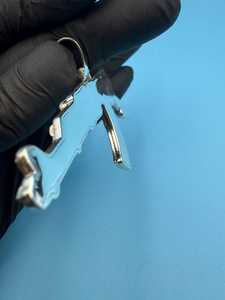 จี้รูปปืน AK 47 ประดับเพชรโมอิสซาไนต์ทรงกลม  จี้เงินแท้ 925  แบบ Iced Out สไตล์แร็ปเปอร์  จี้ปืนพกแบบสั่งทำพิเศษสำหรับผู้ชาย - Product Image 6