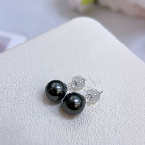 Boucles d'oreilles clous en perles noires de Tahiti 8-9 mm, or 18 carats, perles de mer rondes impeccables, haut de gamme et tendance, avec clous simples - Product Image 1
