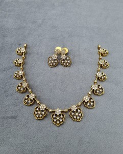 Collar Corto de Lujo con Diseño Floral y Piedras AD, con Juego de Aretes a Juego, Colección de Joyería Femenina de Alta Gama y Calidad Premium - Product Image 6