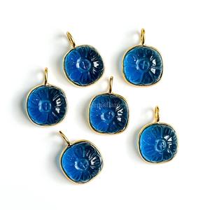 Colgante de Flor Tallada en Cuarzo Topacio Azul de Londres, Chapado en Oro Vermeil sobre Plata de Ley, Amuleto de Piedra Preciosa, Colgante de Cristal Hecho a Mano, Floral, Venta al por Mayor - Product Image 2