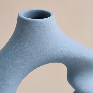 Jarrón de Cerámica Moderno ORGANIC CUTOUT VASE, Forma Irregular, Azul Mate, Hecho a Mano, Decoración de Mesa, Diseño Minimalista, Exhibición Floral - Product Image 2