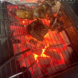 Briquettes de charbon de bois pour barbecue, fournisseur Vietnamien, sciure de bois dur, sans fumée, faible teneur en cendres, combustion de 6 heures, vente en gros en vrac directe usine - Product Image 1