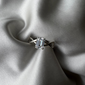 Bague en moissanite taille émeraude pour femme, alliance torsadée, bague de fiançailles solitaire, or blanc 14K/18K, bijoux minimalistes de luxe - Product Image 1