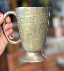Mug vintage en argent plaqué, gravé de motifs floraux, avec poignée et base sur pied. Magnifique carafe en laiton doré poli, au design traditionnel raffiné. - Product Image 2