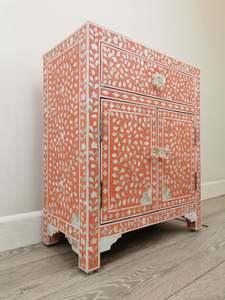 Mueble de Salón Hecho a Mano Estilo Asiático con Incrustaciones Florales de Coral Blanco y Madreperla, con un Cajón y Dos Puertas - Product Image 1