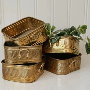 Jardinière en métal moderne pour une décoration intérieure contemporaine, avec une forme épurée et une finition dorée lisse - Product Image 1