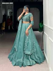 Nouvelle Tendance Élégante : Ensemble Lehenga-Choli et Dupatta pour Femme avec Broderie de Pièces d'Or, Perles et Fil – Mode Féminine - Product Image 4