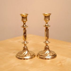 Candelabro Clásico de Latón Hecho a Mano con Acabado Antiguo, Elegante Adorno Decorativo para Mesa, para Decoración del Hogar, Hoteles y Restaurantes - Product Image 3