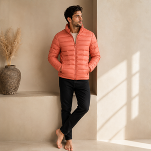 Blouson matelassé à capuche prêt pour l'hiver avec logo frontal, léger, confortable, imperméable, respirant et isolant pour tenue par temps froid - Product Image 6