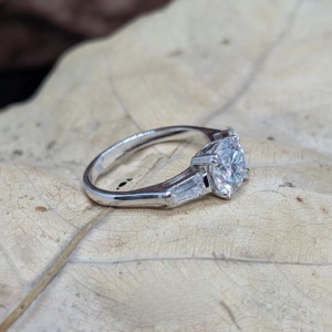 Anillo de Compromiso con Diamante de Laboratorio de Corte Redondo, Piedras Laterales en Forma de Baguette, Anillo de Tres Piedras en Oro Blanco de 14K, Elegante Anillo de Propuesta - Product Image 2