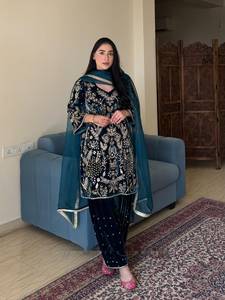 Conjunto de terciopelo con diseño de lentejuelas y bordado Zari, top con pantalón Plazzo y dupatta, completamente cosido y listo para usar. - Product Image 3