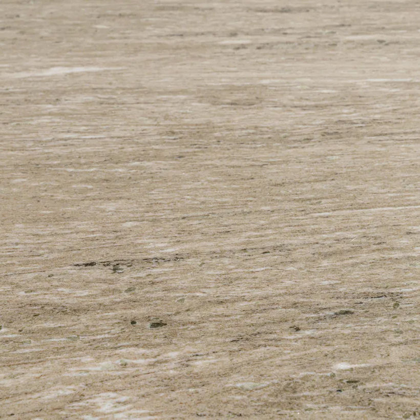 น้ำตาลและขาว