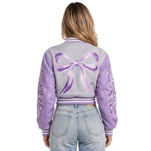 Veste de baseball pour femme de qualité supérieure, couleur lilas pastel, manches en cuir, badges ton sur ton, streetwear, vestes chaudes - Product Image 2