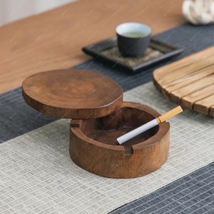 Cenicero de Madera Natural para Mesa, Sala de Estar, Balcón y Auto, Cenicero de Madera de Estilo Vintage para Hogar y Oficina, Redondo, Marrón, en UO - Product Image 1