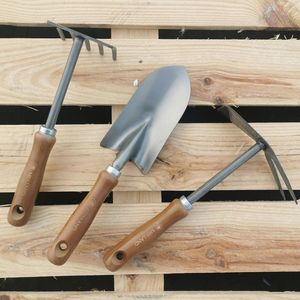 Trio d'outils de jardin en acier au carbone avec manche en bois : truelle, râteau et cultivateur pour l'entretien du sol - Product Image 1